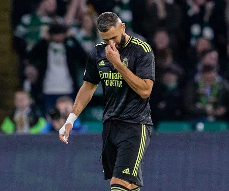 Dính chấn thương, Benzema tập tễnh rời khỏi sân