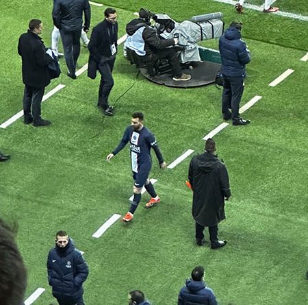 Messi tức giận đi thẳng vào phòng thay đồ